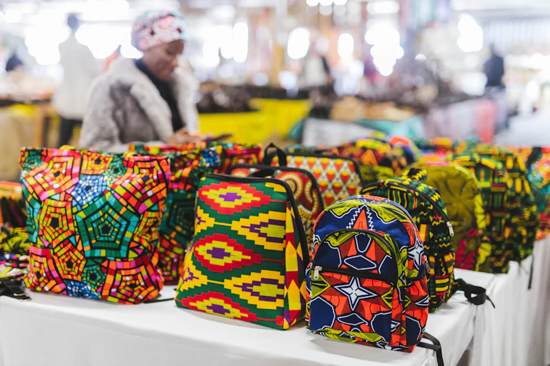 Sacs en wax colorés présentés sur un étal