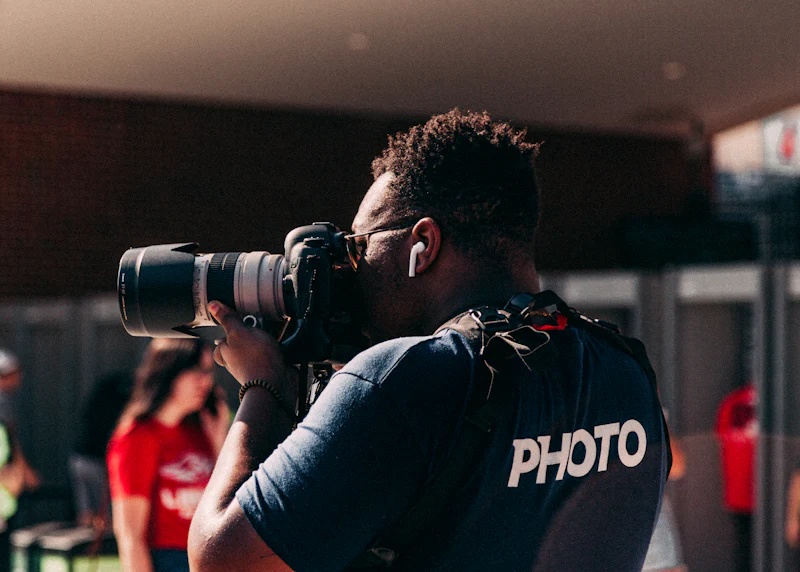 Photographe en train de cadrer